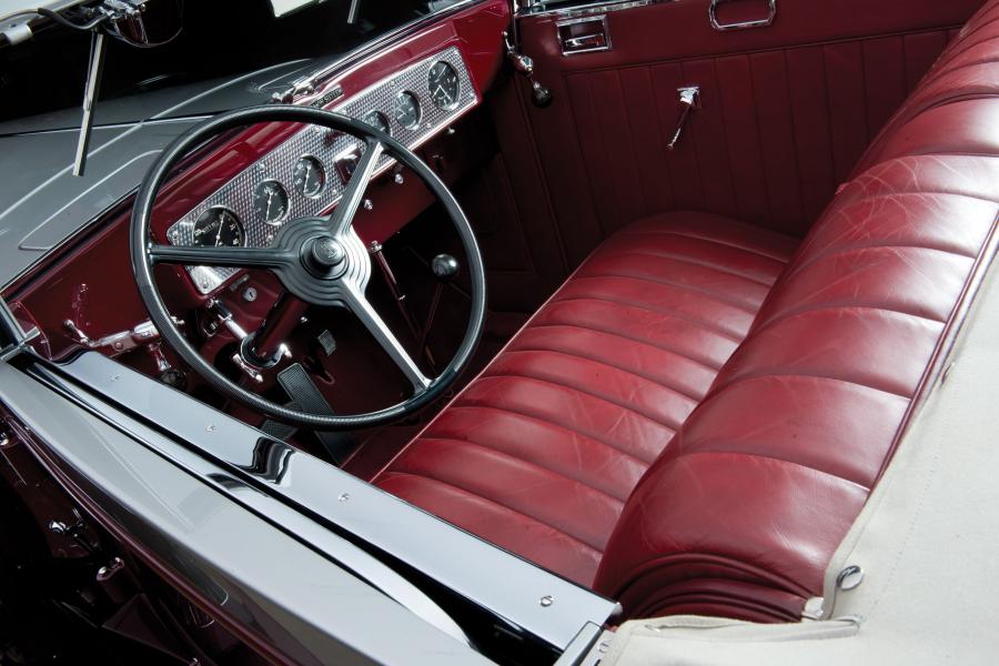 Интерьер Marmon Sixteen Convertible Coupe 1931 года  (фото 1 из 18)